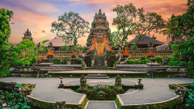 Pura Saraswati Ubud: Keindahan Spiritualitas di Tengah Taman Teratai