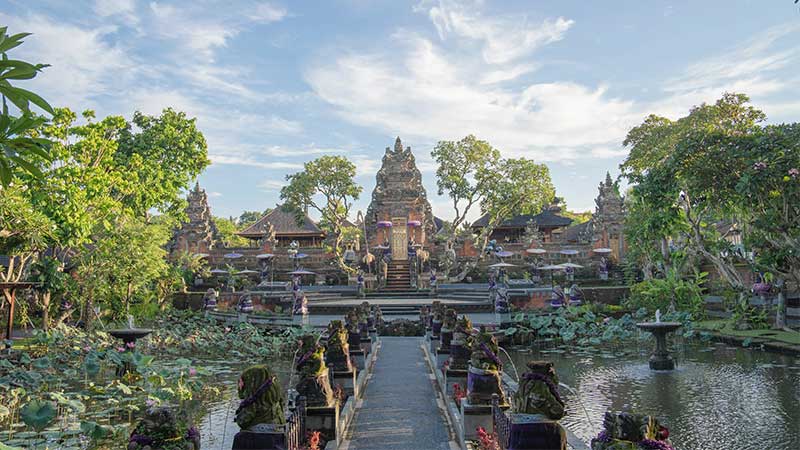 Pura Saraswati Ubud: Keindahan Spiritualitas di Tengah Taman Teratai