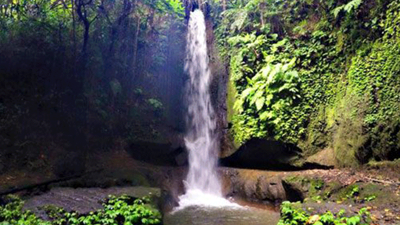 Menjelajah Air Terjun Manuaba