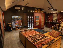 Threads of Life: Kain, Warna Alam, dan Cerita Leluhur