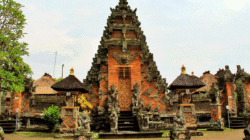 Pura Samuan Tiga: Titik Awal Persatuan dan Spiritualitas Bali