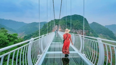 Bali Glass Bridge: Sensasi Menyusuri Jembatan Kaca di Atas Lembah Hijau